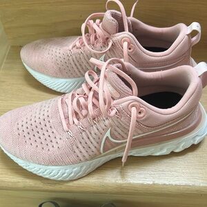 Nike Flyknit Women’s Sneakers, Size 11, great Condition